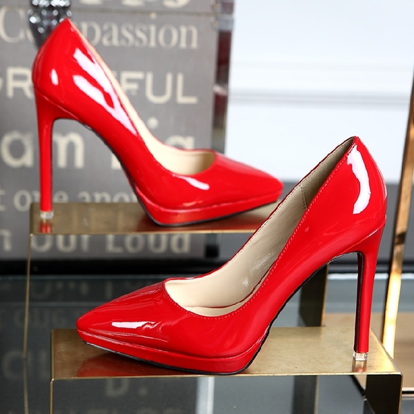 Лачени обувки с тънък ток и лека платформа