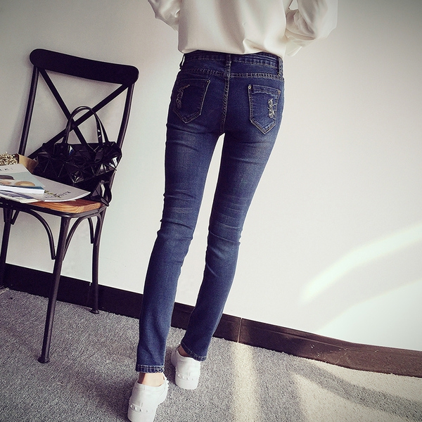 Γυναικεία τζιν με κέντημα