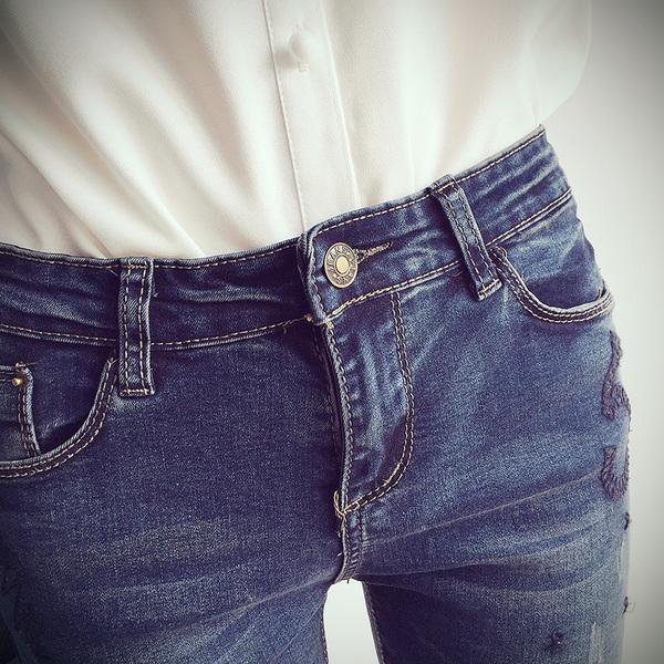 Γυναικεία τζιν με κέντημα