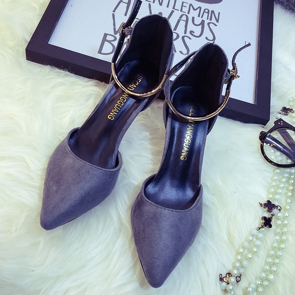 Дамски велурени обувки на ток с метална каишка в златен цвят