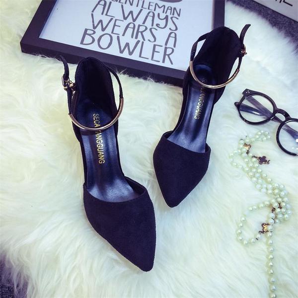 Γυναικεία  παπούτσια τακούνια με μεταλλικό λουράκι σε χρυσό χρώμα