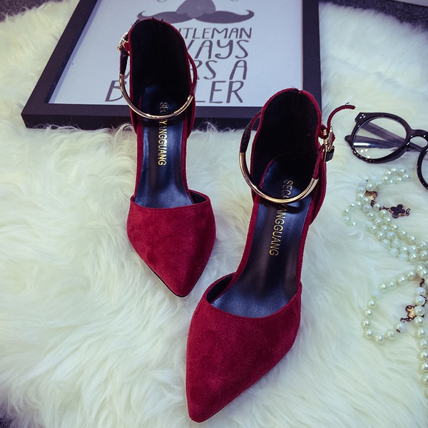 Γυναικεία  παπούτσια τακούνια με μεταλλικό λουράκι σε χρυσό χρώμα