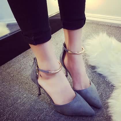 Γυναικεία  παπούτσια τακούνια με μεταλλικό λουράκι σε χρυσό χρώμα