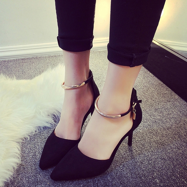 Γυναικεία  παπούτσια τακούνια με μεταλλικό λουράκι σε χρυσό χρώμα