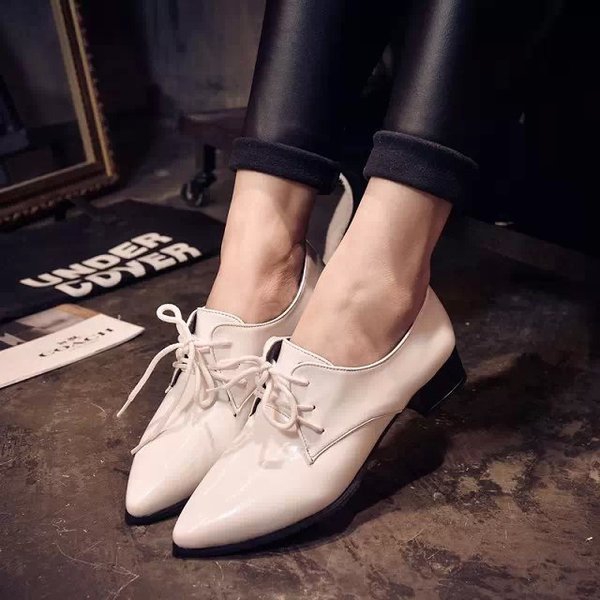 Γυναικεία  παπούτσια  λουστρίν με κορδόνια