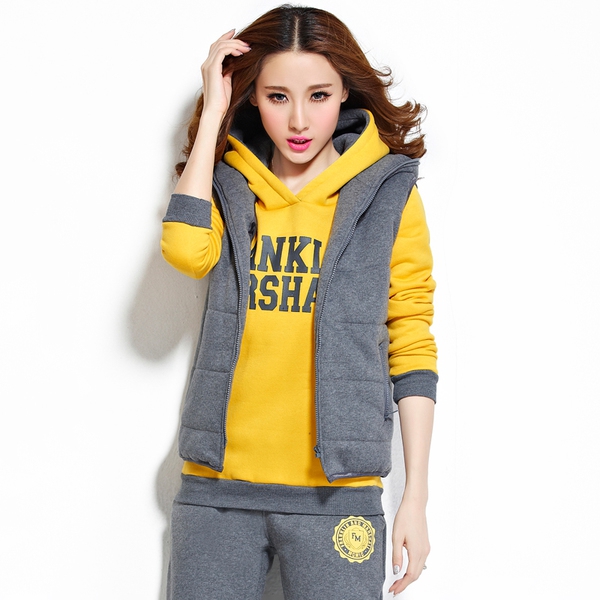 Γυναικεία αθλητικά σύνολα 3 τεμαχίων σε πολλά διαφορετικά μοτίβα και χρώματα