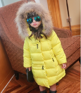 Χειμερινό παιδικό μπουφάν για κορίτσια με κουκούλα και γούνα σε  κίτρινο, ροζ και μαύρο χρώμα