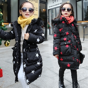 Παιδικό μαύρο μπουφάν για το χειμώνα με κουκούλα και  κόκκινα αστέρια για κορίτσια