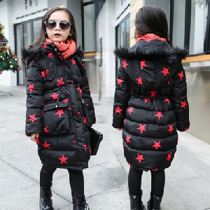 Детско зимно черно яке с качулка и изобразени червени звездички за момичета