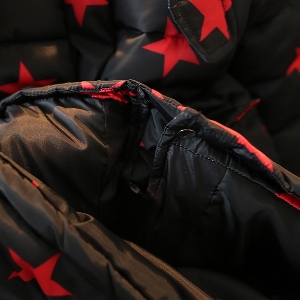 Детско зимно черно яке с качулка и изобразени червени звездички за момичета
