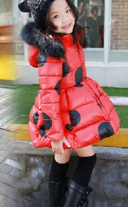 Όμορφα χειμωνιάτικα παιδικά μπουφάν για κορίτσια με κουκούλα και γούνα - δύο εκπληκτικά μοντέλα σε μαύρο και κόκκινο χρώμα