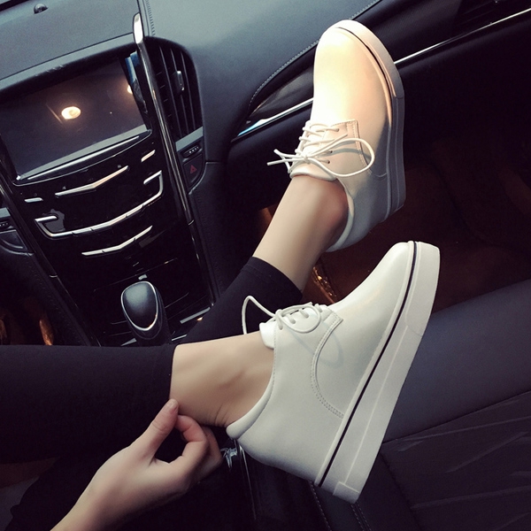 Дамски спортно-елегантни кожени обувки с връзки на платформа