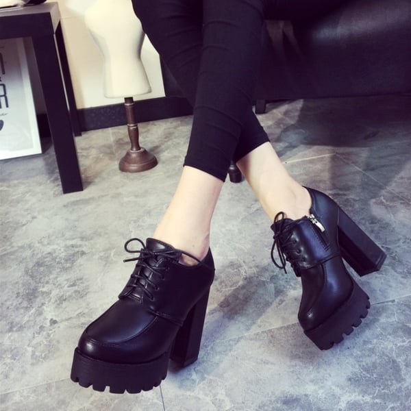 Дамски кожени боти с грайфер на висок ток