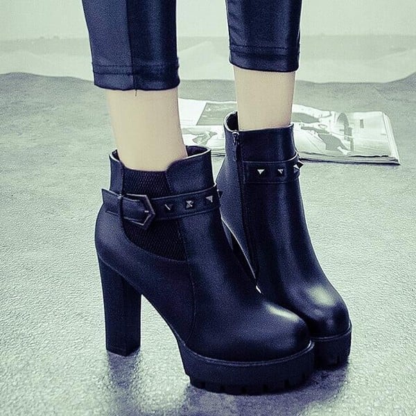 Γυναικεία δερμάτινα παπούτσια με φερμουάρ και ψηλό τακούνι και μεταλικό αξεσουάρ * τακά*