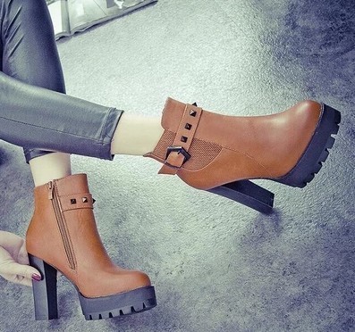 Γυναικεία δερμάτινα παπούτσια με φερμουάρ και ψηλό τακούνι και μεταλικό αξεσουάρ * τακά*