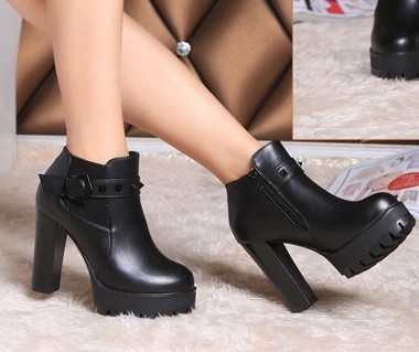 Γυναικεία δερμάτινα παπούτσια με φερμουάρ και ψηλό τακούνι και μεταλικό αξεσουάρ * τακά*