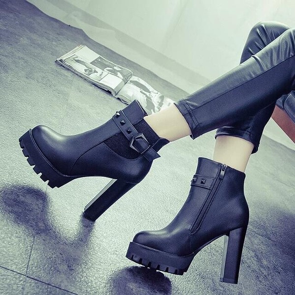 Γυναικεία δερμάτινα παπούτσια με φερμουάρ και ψηλό τακούνι και μεταλικό αξεσουάρ * τακά*