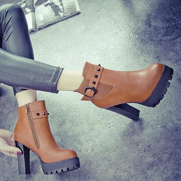 Γυναικεία δερμάτινα παπούτσια με φερμουάρ και ψηλό τακούνι και μεταλικό αξεσουάρ * τακά*