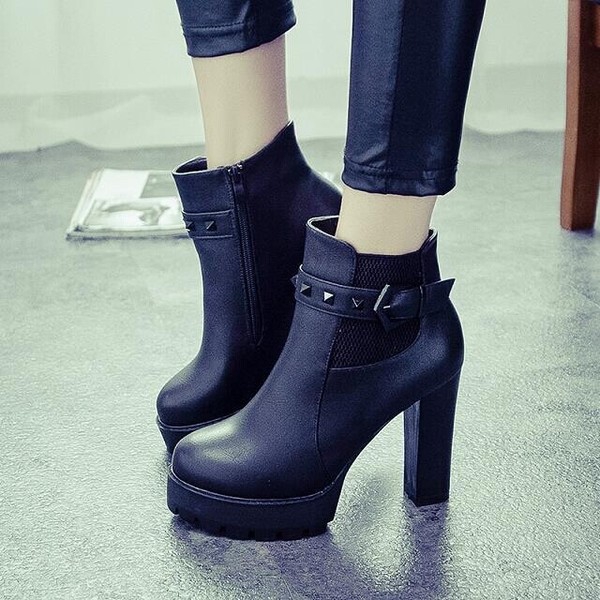 Γυναικεία δερμάτινα παπούτσια με φερμουάρ και ψηλό τακούνι και μεταλικό αξεσουάρ * τακά*