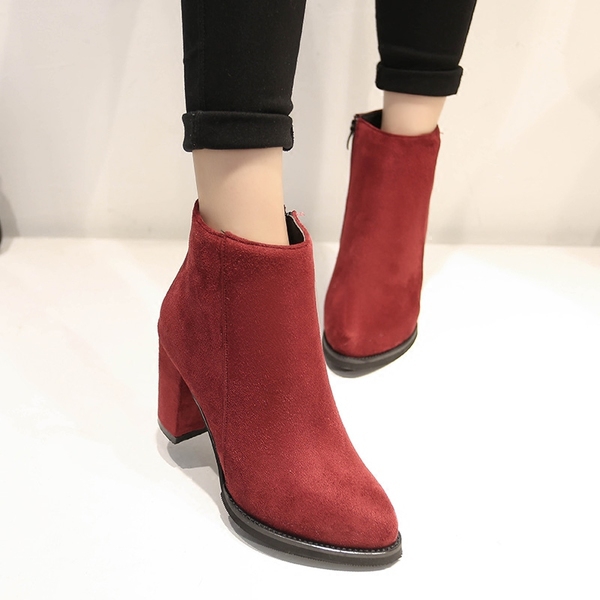 Γυναικείες μπότες σουέτ σε τρία χρώματα με ένα μυτερό μύτι με χαμηλό τακούνι