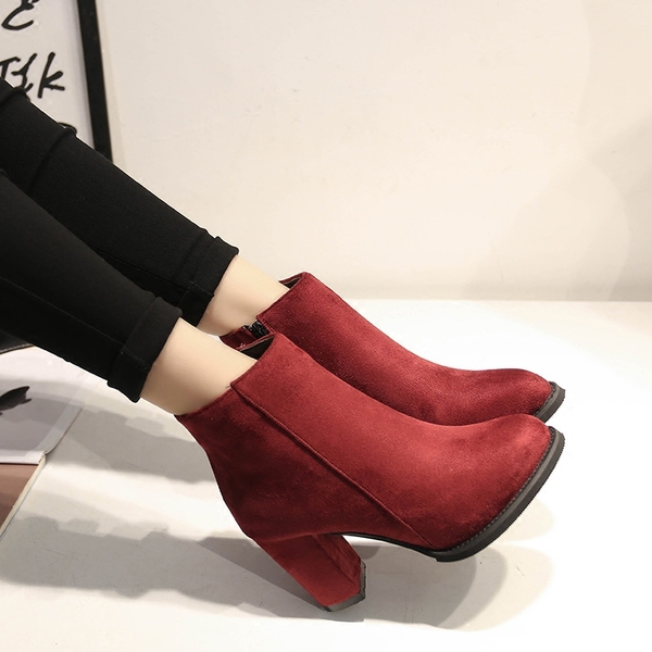 Γυναικείες μπότες σουέτ σε τρία χρώματα με ένα μυτερό μύτι με χαμηλό τακούνι