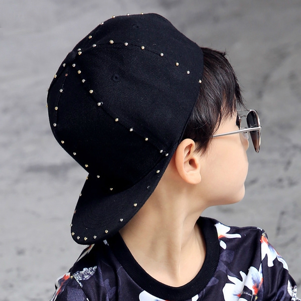Детска шапка за момчета - червена и черна 