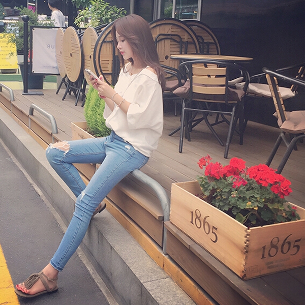 Небрежни пролетни сини дамски дънки 