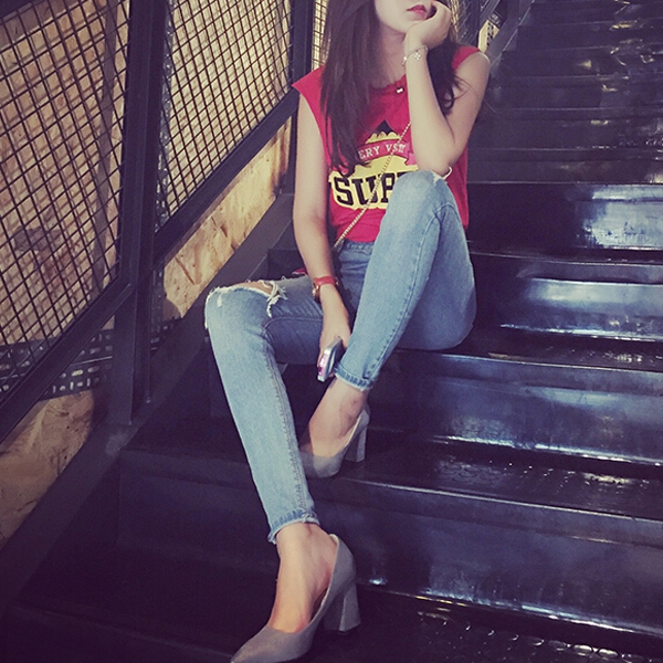 Небрежни пролетни сини дамски дънки 