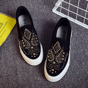 Γυναικεία   παπούτσια με καρφιά σε δύο χρώματα μαύρο και άσπρο