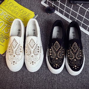 Γυναικεία   παπούτσια με καρφιά σε δύο χρώματα μαύρο και άσπρο