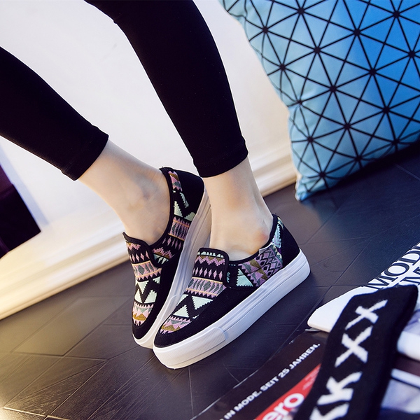 Γυναικεία  παπούτσια  για την άνοιξη σε μια επίπεδη πλατφόρμα με ριγέ χρώματα