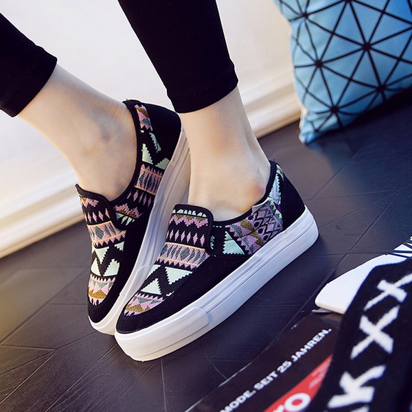 Γυναικεία  παπούτσια  για την άνοιξη σε μια επίπεδη πλατφόρμα με ριγέ χρώματα