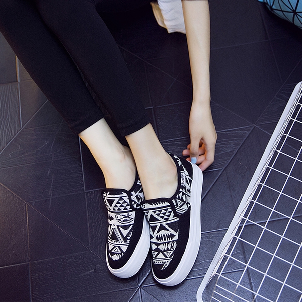 Γυναικεία  παπούτσια  για την άνοιξη σε μια επίπεδη πλατφόρμα με ριγέ χρώματα