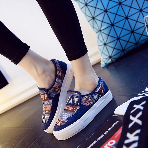 Γυναικεία  παπούτσια  για την άνοιξη σε μια επίπεδη πλατφόρμα με ριγέ χρώματα