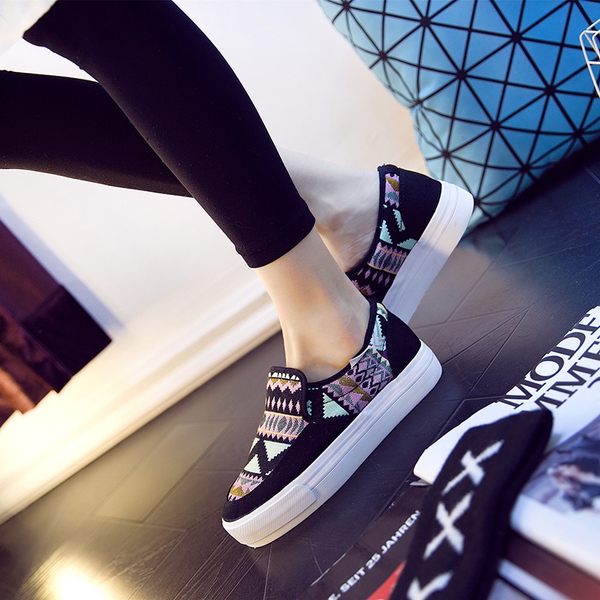 Γυναικεία  παπούτσια  για την άνοιξη σε μια επίπεδη πλατφόρμα με ριγέ χρώματα