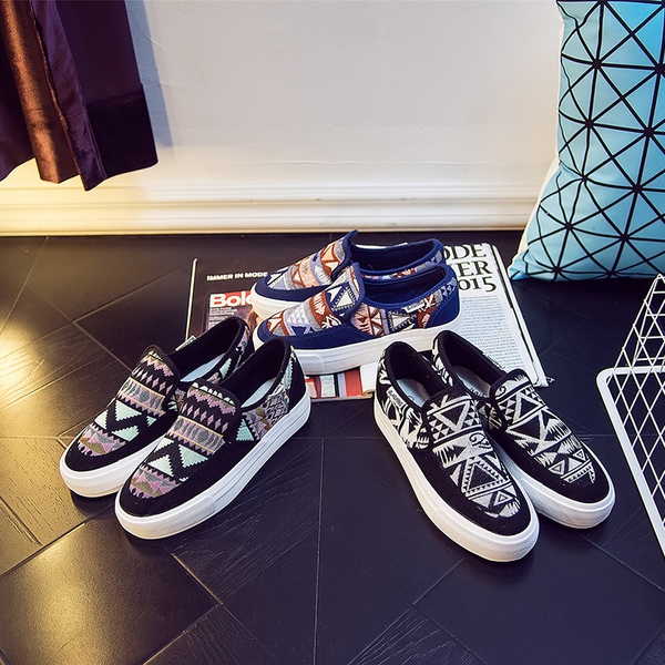 Γυναικεία  παπούτσια  για την άνοιξη σε μια επίπεδη πλατφόρμα με ριγέ χρώματα