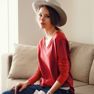 Γυναικεία  μπλούζα με V σχήμα κολλάρου λευκό γκρι μαύρο και κόκκινο