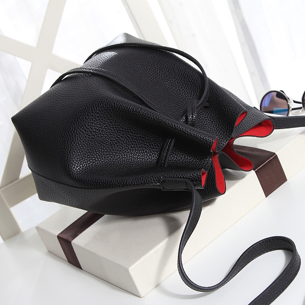 Дамска чанта удобна с връзка и малко портмоне