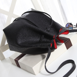 Τσάντα άνετα με μια σύνδεση και ένα μικρό πορτοφόλι