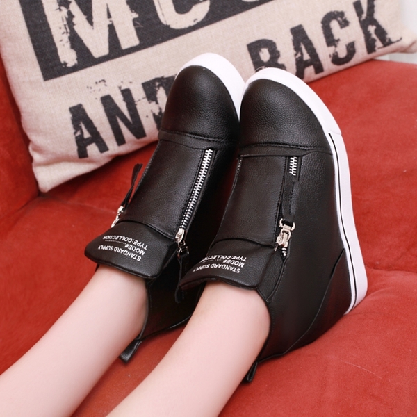 Дамски кецове с вътрешна платформа бели и черни