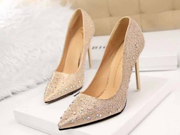 Γυναικεία  κομψά παπούτσια  με λαμπερές πέτρες