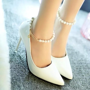 Дамски официални лачени обувки с перлено закопчаване