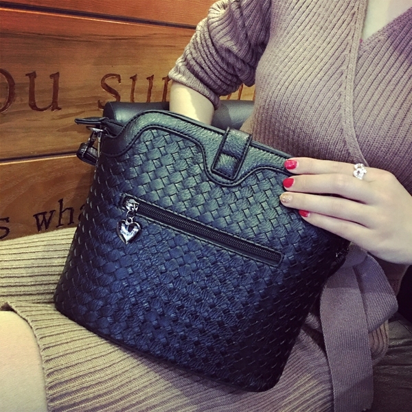 Дамска чанта с пулчета