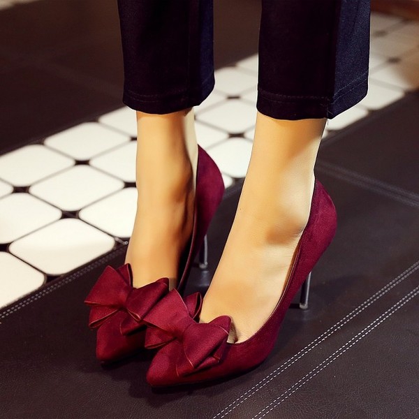 Παπούτσια με μια κορδέλα και  σιδηρένιο τακούνι σε τρία διαφορετικά χρώματα
