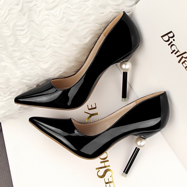 Дамски перлени обувки с лачена кожа на висок ток 