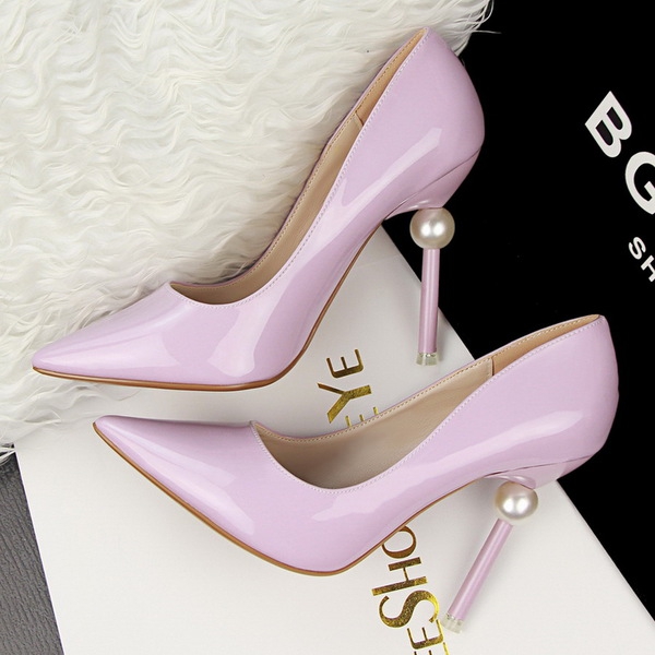 Дамски перлени обувки с лачена кожа на висок ток 