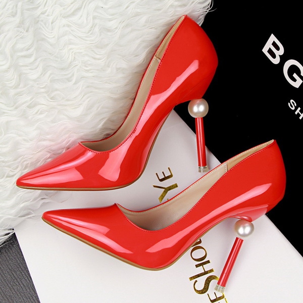 Дамски перлени обувки с лачена кожа на висок ток 