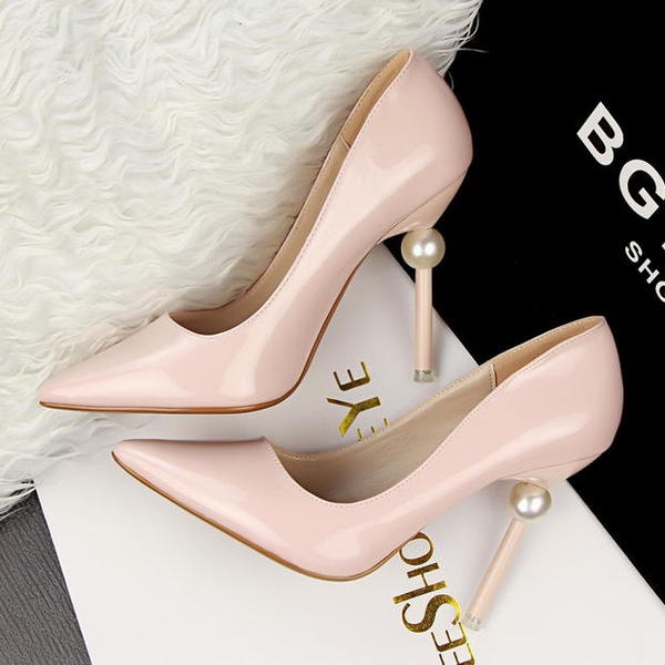 Дамски перлени обувки с лачена кожа на висок ток 