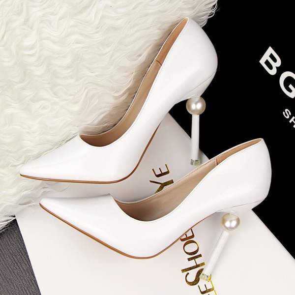 Дамски перлени обувки с лачена кожа на висок ток 
