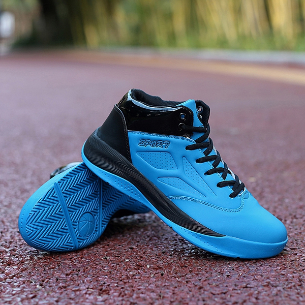 Червени сини и черни баскетболни обувки